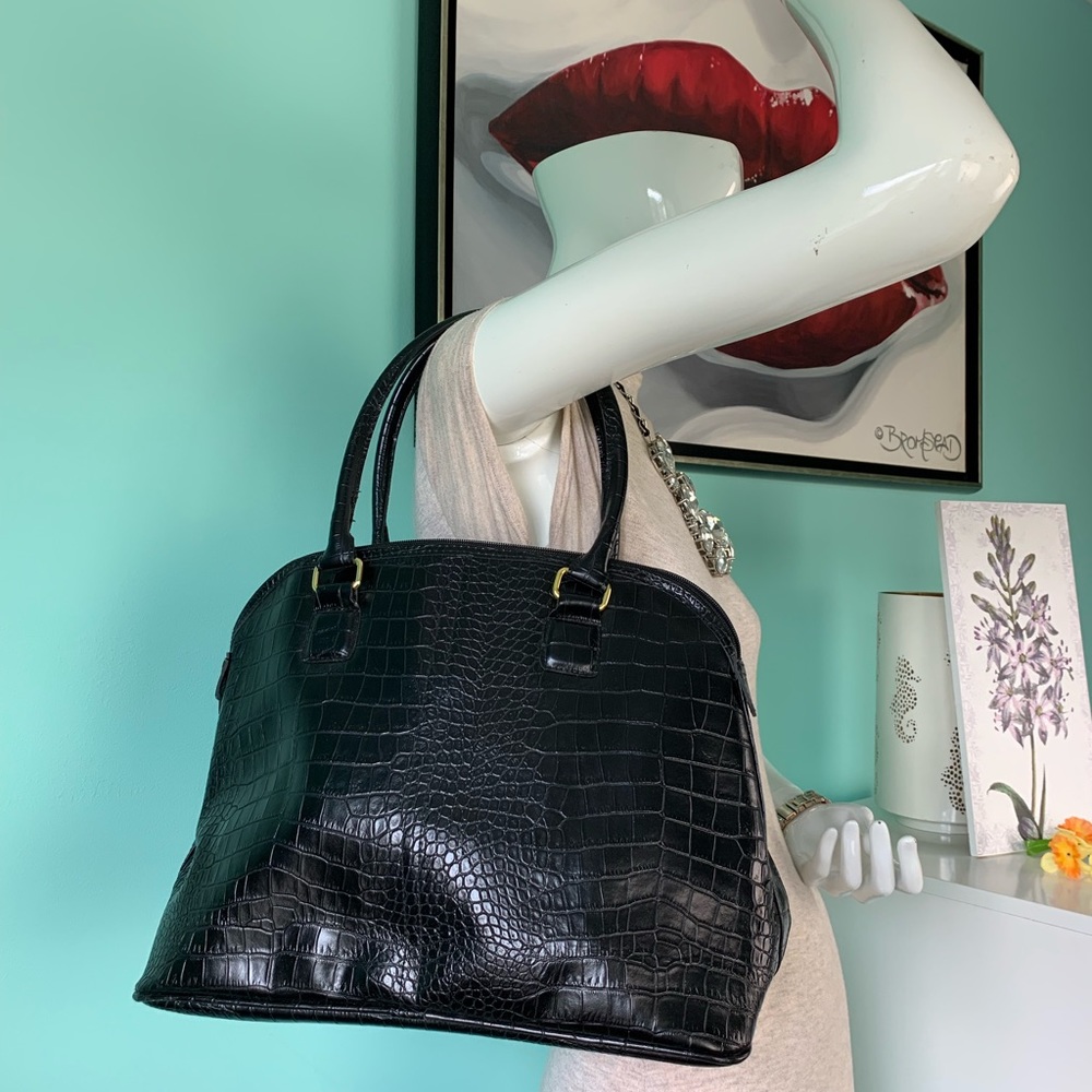Black Estée Lauder handbag
